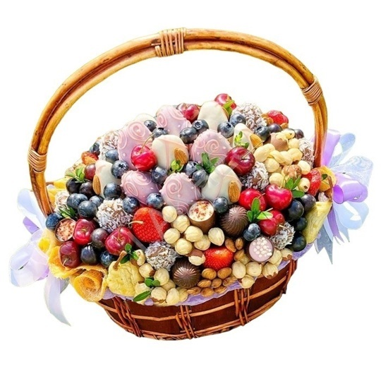 Корзина с ягодами и клубникой в шоколаде