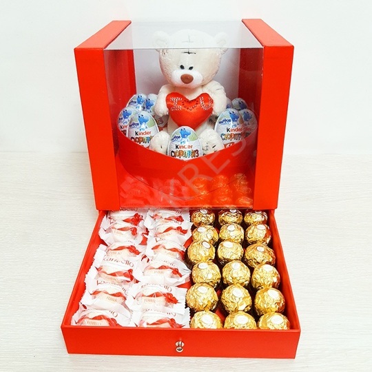 Киндеры в коробке с сюрпризом